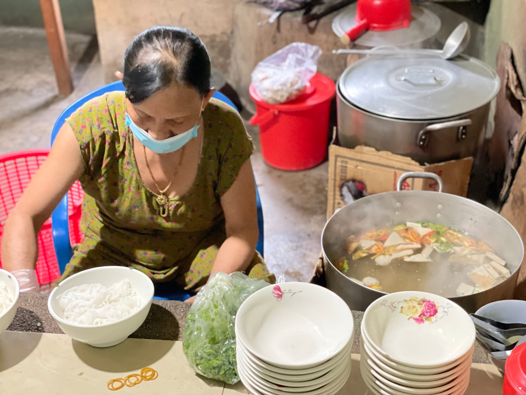 Công đoạn chuẩn bị món bún cá tại một quán ăn Việt Nam