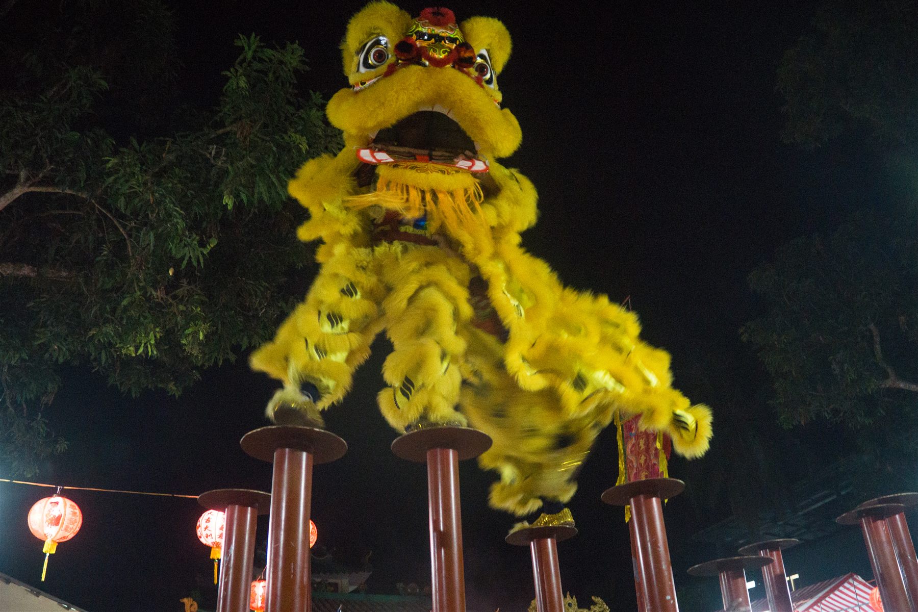 Múa lân trong đêm hội tại một ngôi chùa ở Phú Quốc