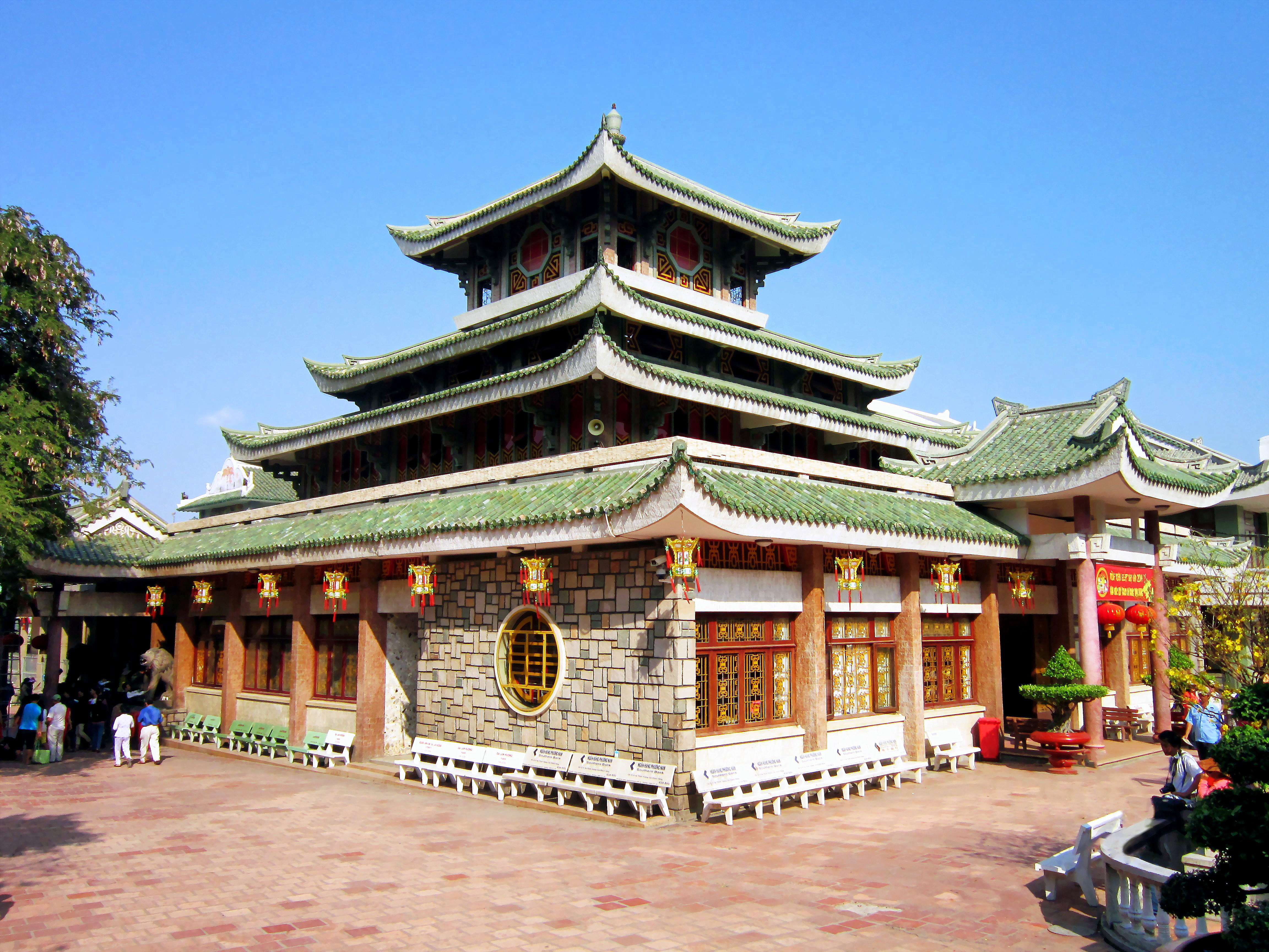 Miếu Bà Chúa Xứ Núi Sam ở Châu Đốc với mái ngói xanh đặc trưng, điểm hành hương nổi tiếng của An Giang