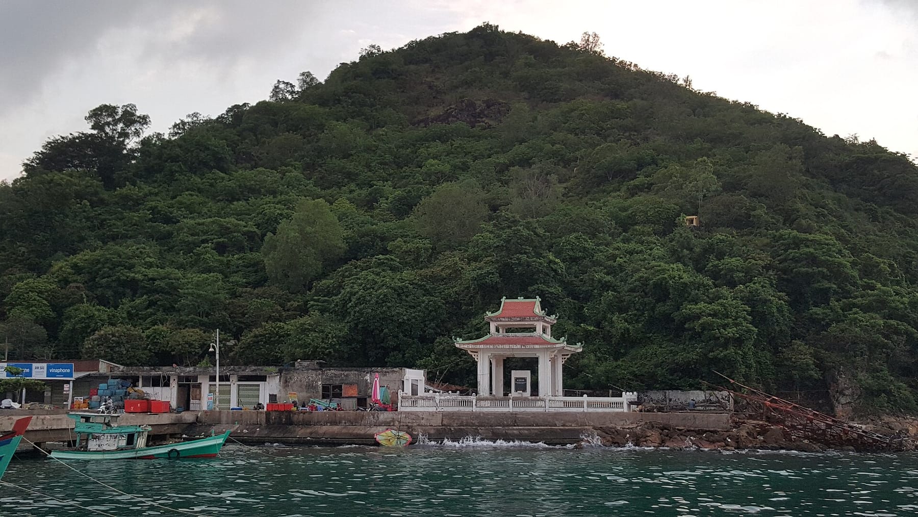 Bia tưởng niệm dân làng chài tại Nam Du
