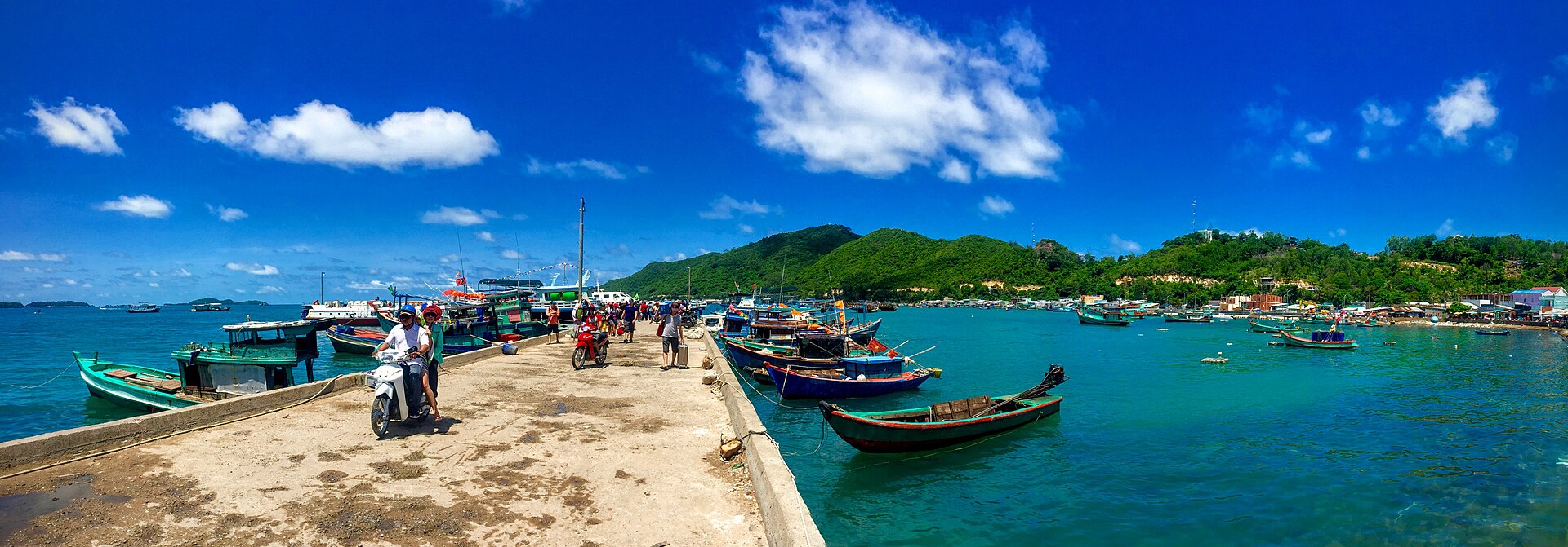 Cầu cảng đảo Nam Du nhìn từ xa