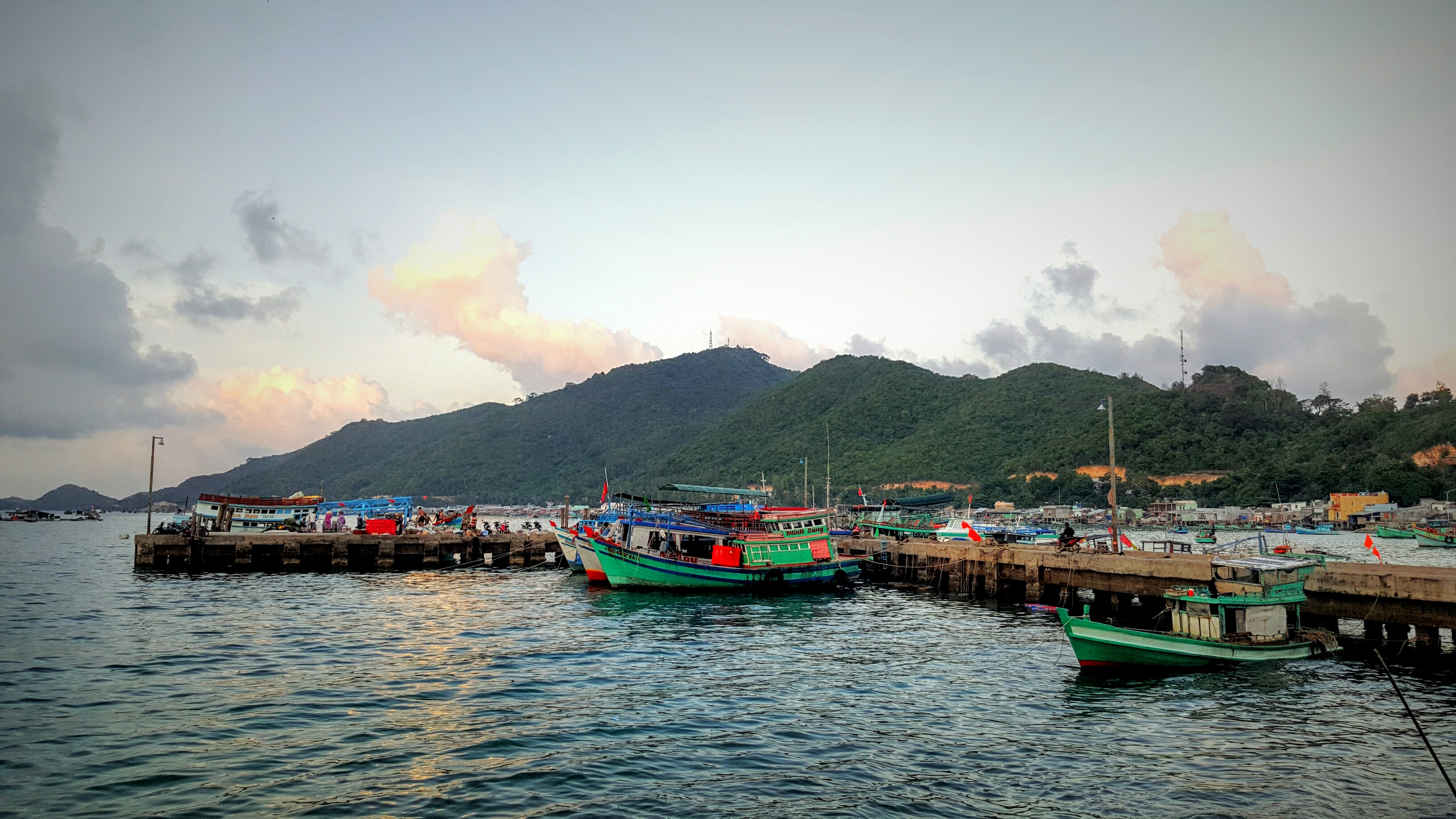 Cầu cảng Nam Du và tàu cá nhìn từ mặt biển