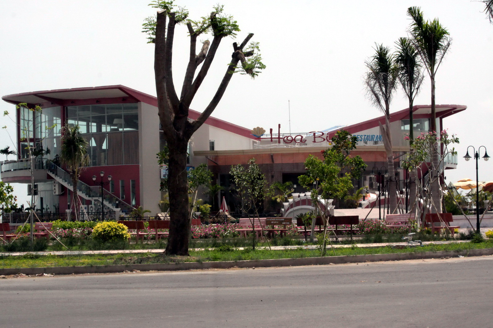 Một nhà hàng ven biển tại khu lấn biển Rạch Giá