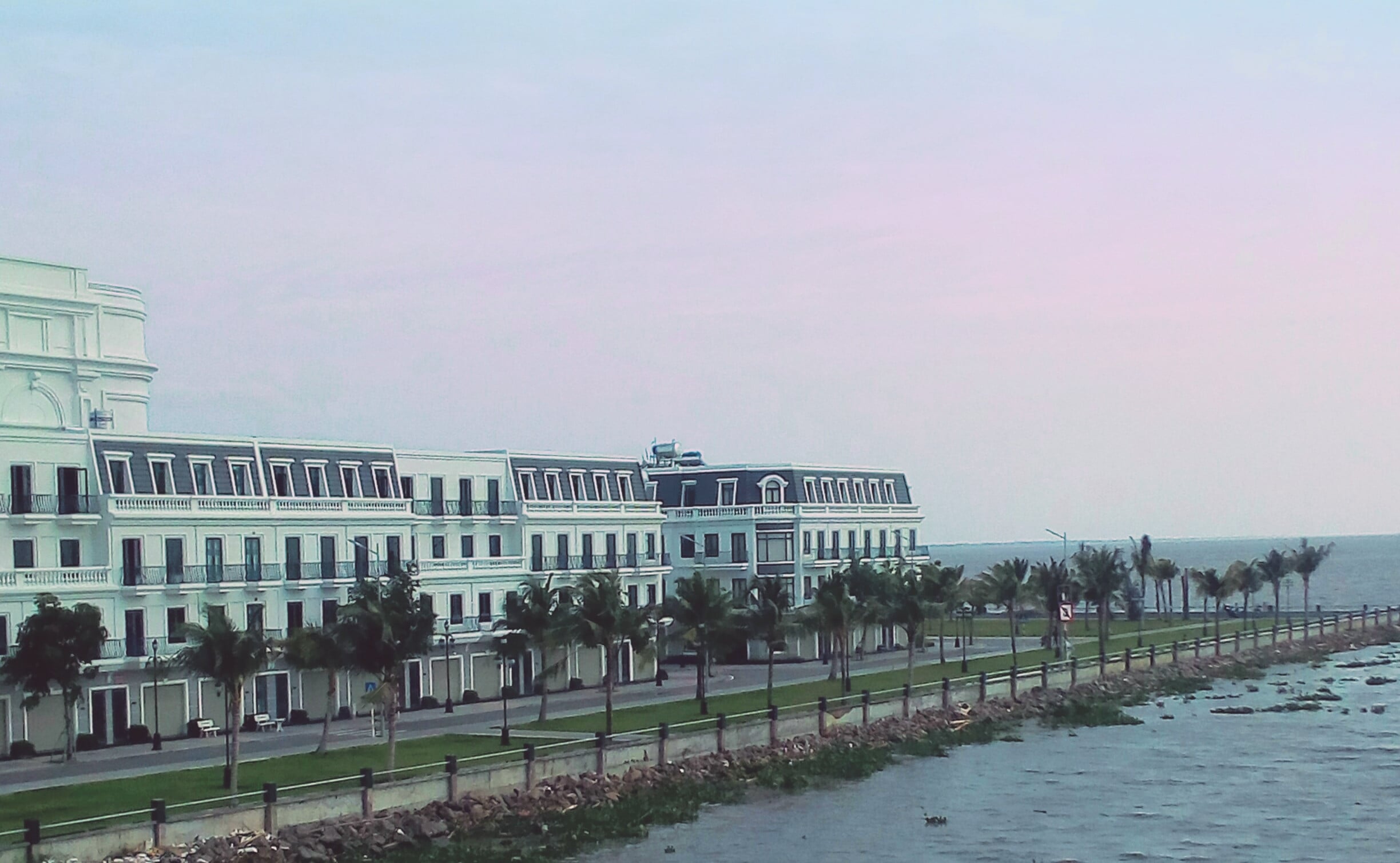 Dãy nhà phố ven biển và hàng dừa tại khu lấn biển Rạch Giá, nơi tập trung nhiều quán cà phê view biển