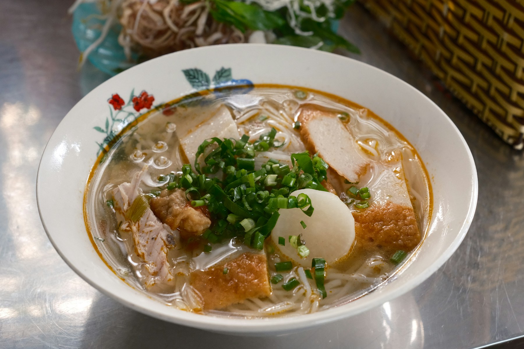 Một tô bún nước Việt Nam đầy màu sắc minh họa ẩm thực Rạch Giá