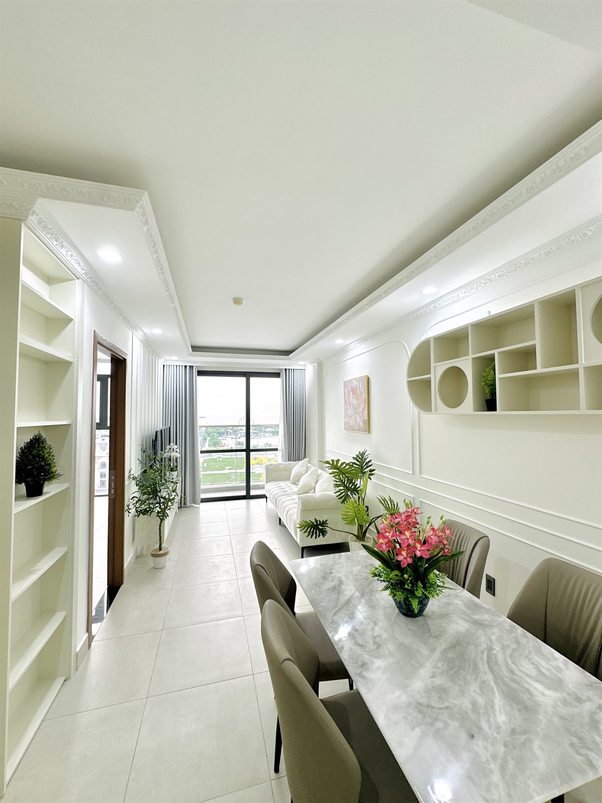 Phòng khách căn hộ S09-13 tân cổ điển view quảng trường và biển tại Rạch Giá