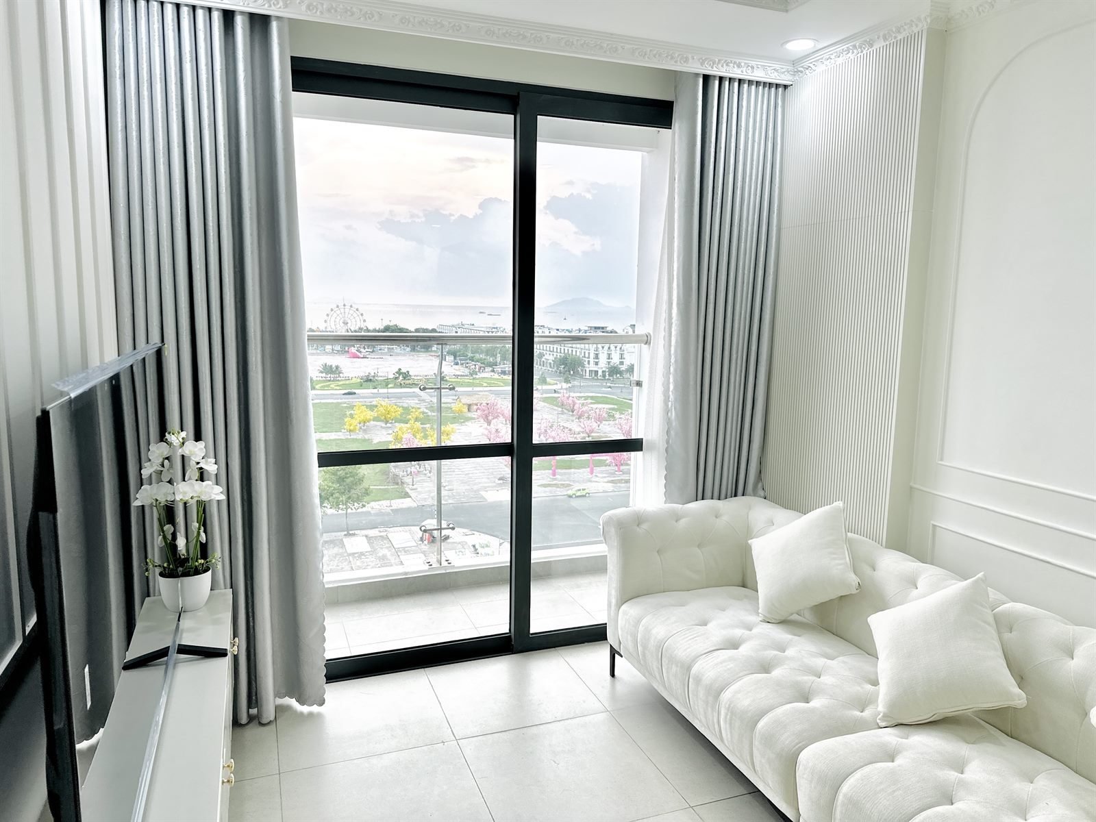 Phòng khách căn hộ S09-13 tân cổ điển view quảng trường và biển tại Rạch Giá — ảnh 11