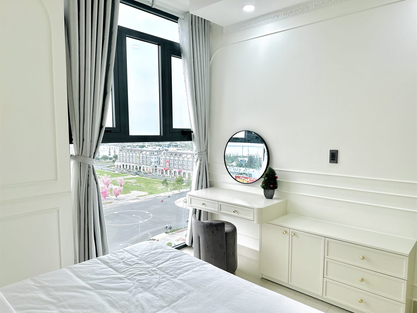 Phòng khách căn hộ S09-13 tân cổ điển view quảng trường và biển tại Rạch Giá — ảnh 8