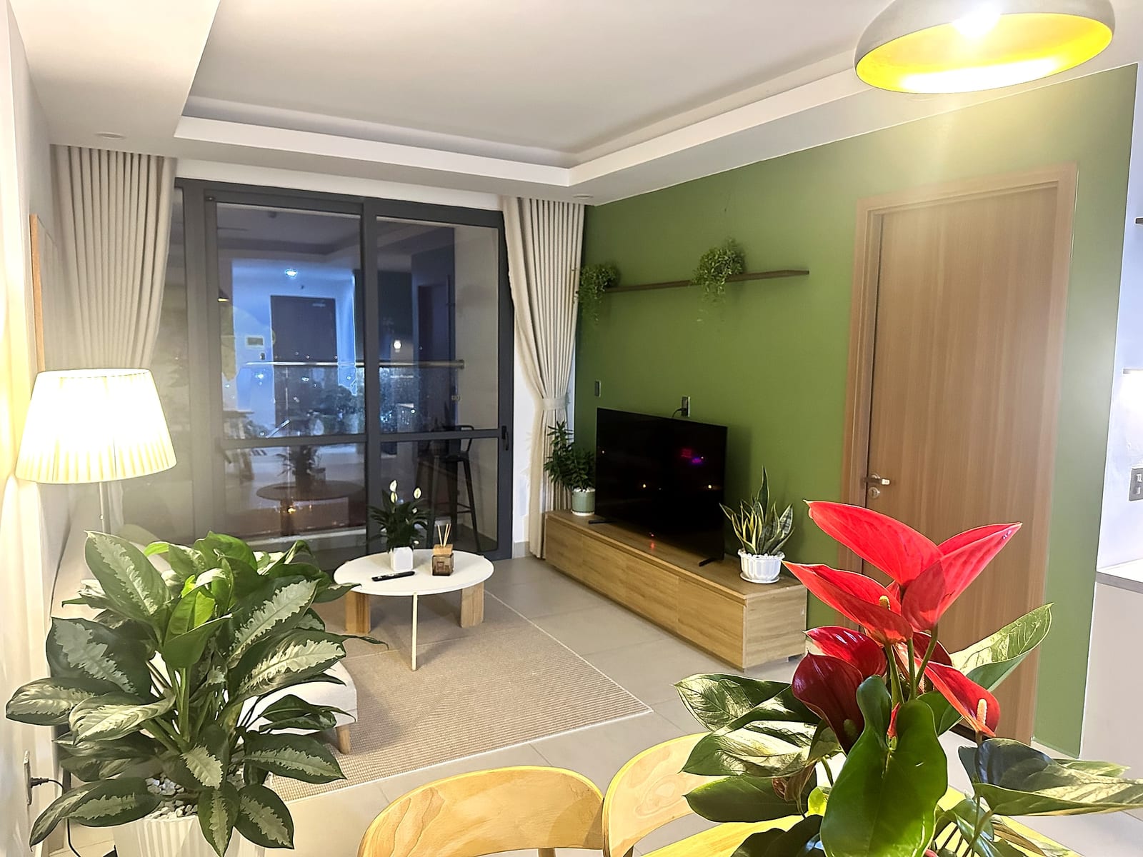 Phòng ngủ có bồn tắm riêng và cây xanh của Tropical Botanical Bath Retreat tại Rạch Giá — ảnh 10
