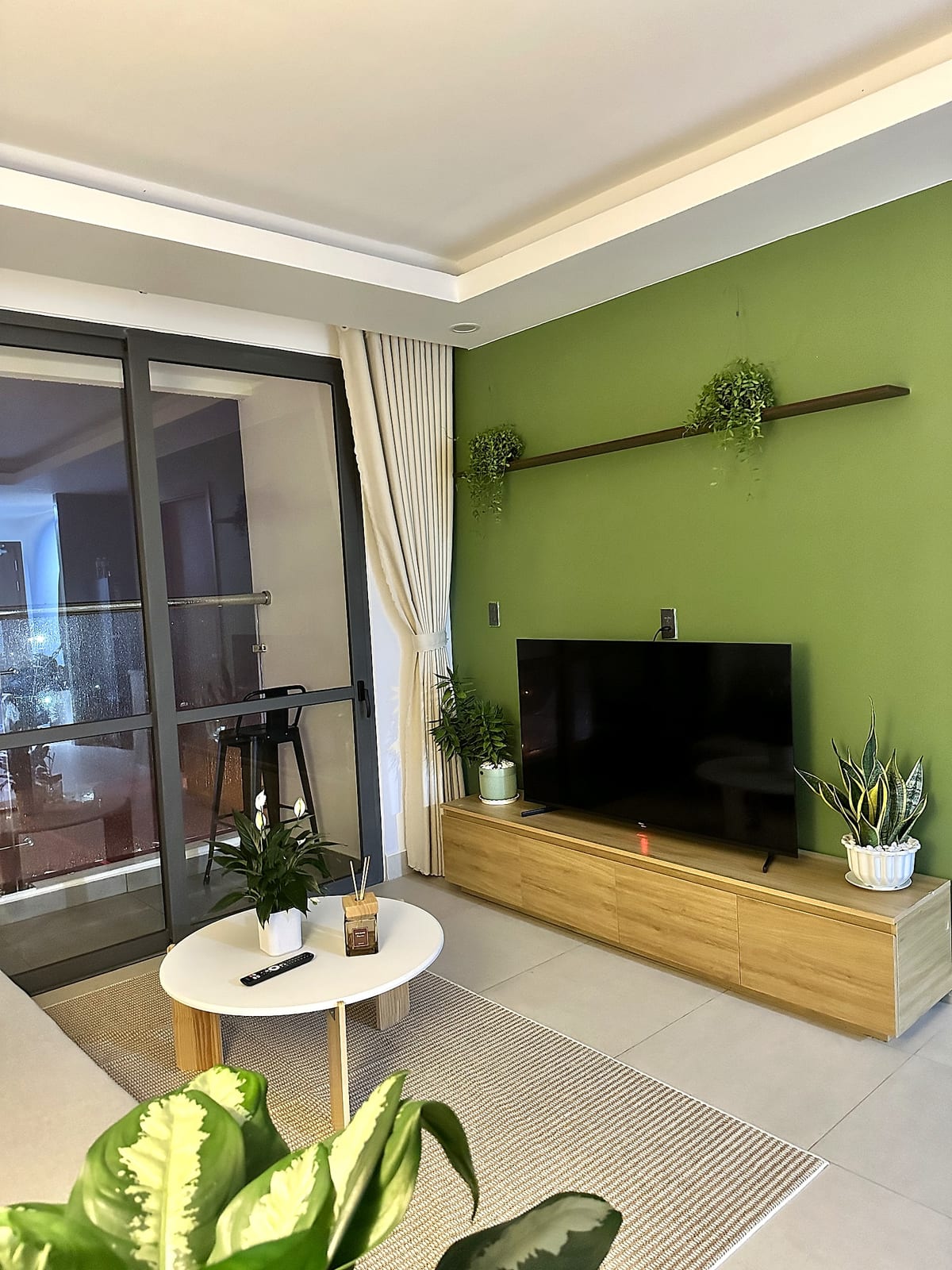 Phòng ngủ có bồn tắm riêng và cây xanh của Tropical Botanical Bath Retreat tại Rạch Giá — ảnh 11
