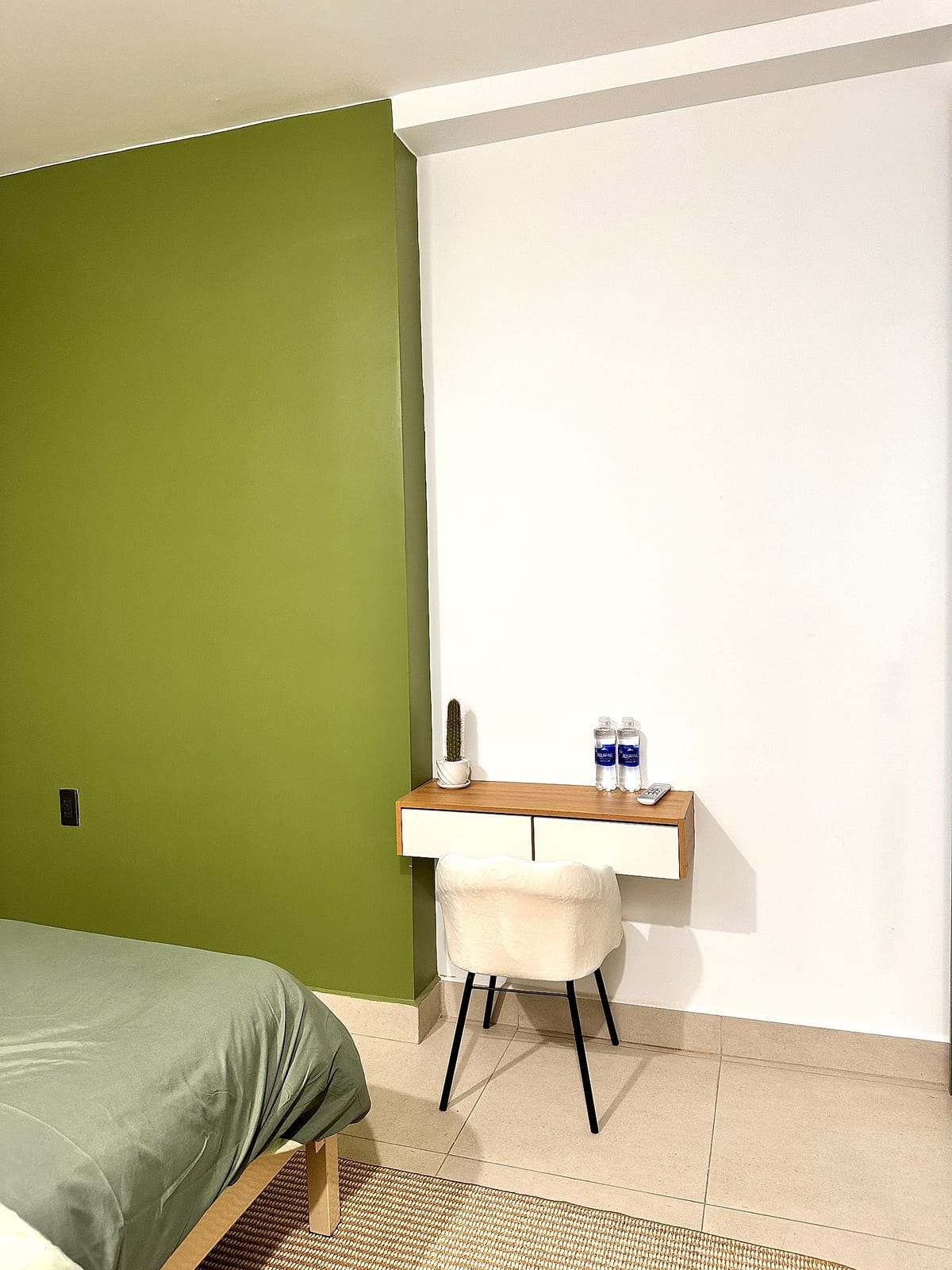 Phòng ngủ có bồn tắm riêng và cây xanh của Tropical Botanical Bath Retreat tại Rạch Giá — ảnh 18