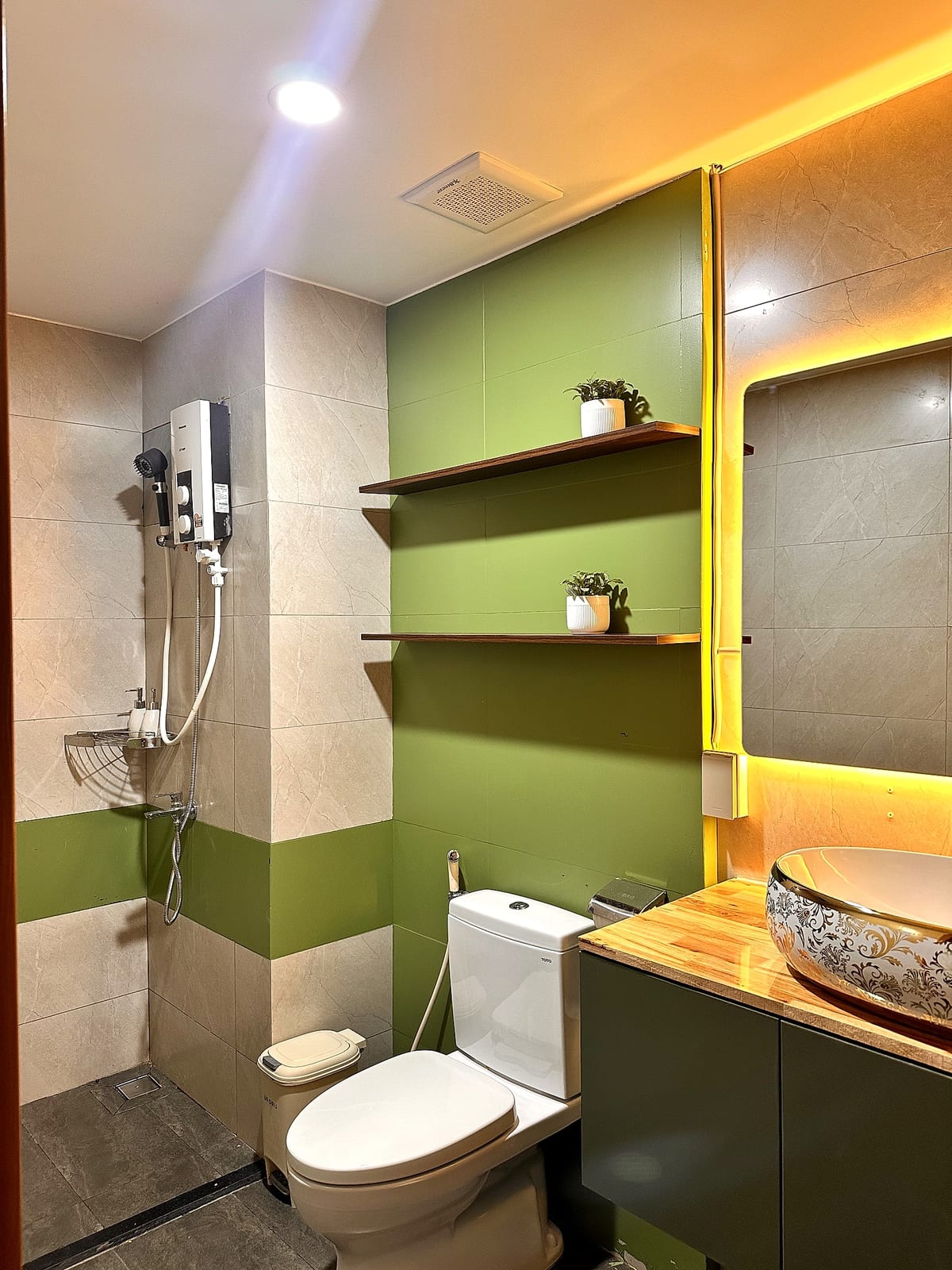 Phòng ngủ có bồn tắm riêng và cây xanh của Tropical Botanical Bath Retreat tại Rạch Giá — ảnh 19