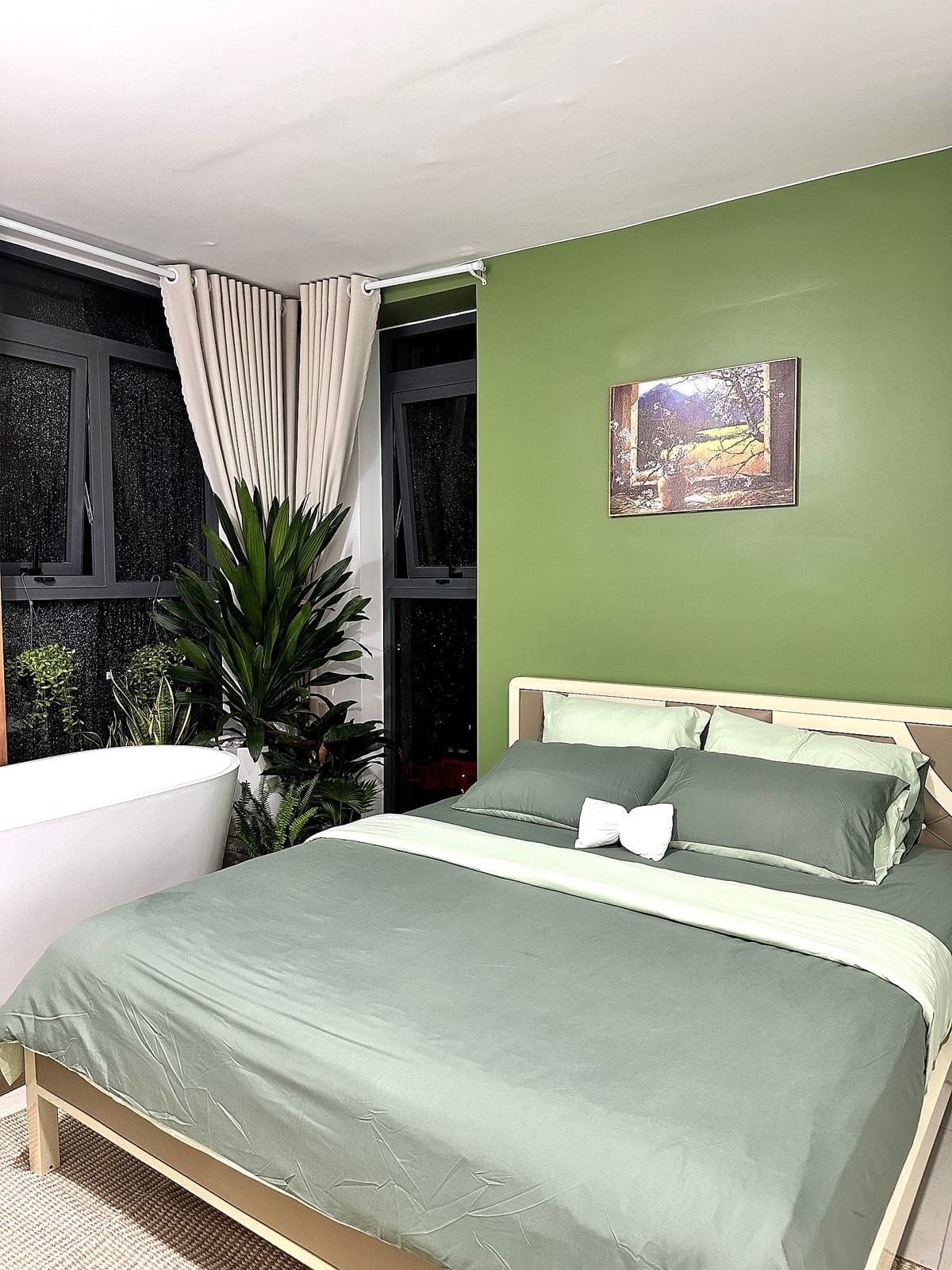 Phòng ngủ có bồn tắm riêng và cây xanh của Tropical Botanical Bath Retreat tại Rạch Giá — ảnh 2