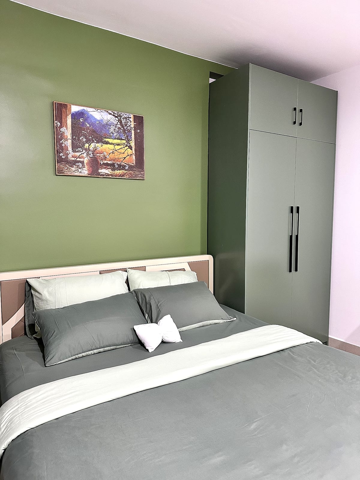 Phòng ngủ có bồn tắm riêng và cây xanh của Tropical Botanical Bath Retreat tại Rạch Giá — ảnh 4