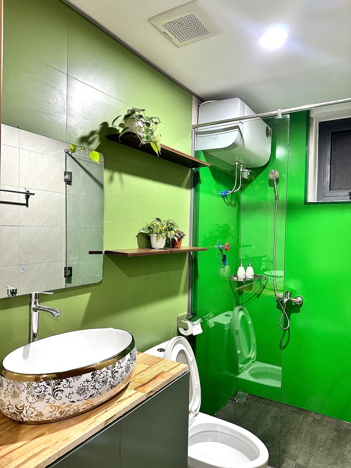 Phòng ngủ có bồn tắm riêng và cây xanh của Tropical Botanical Bath Retreat tại Rạch Giá — ảnh 6