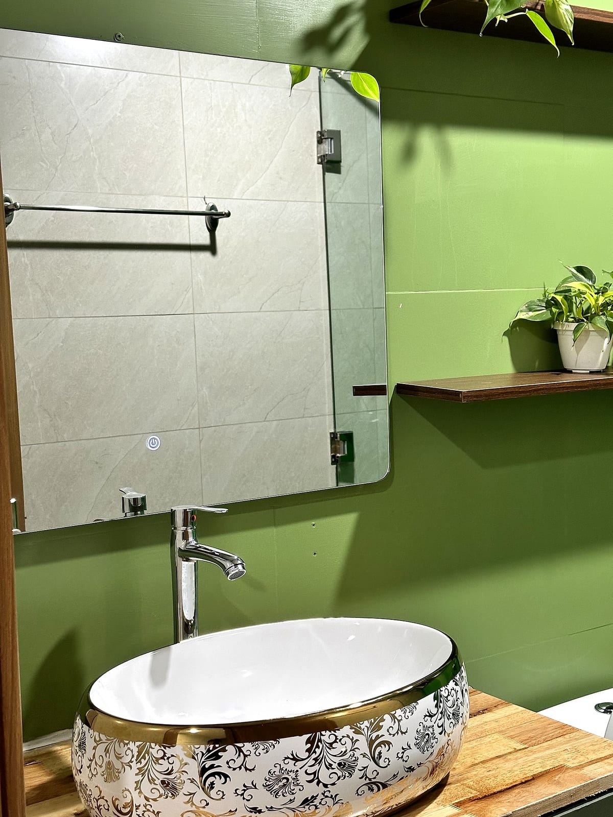 Phòng ngủ có bồn tắm riêng và cây xanh của Tropical Botanical Bath Retreat tại Rạch Giá — ảnh 7
