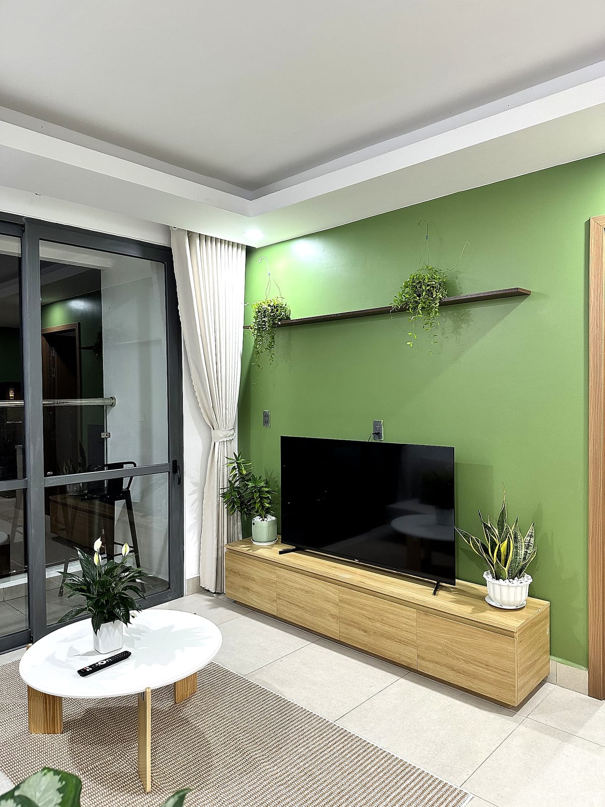 Phòng ngủ có bồn tắm riêng và cây xanh của Tropical Botanical Bath Retreat tại Rạch Giá — ảnh 9